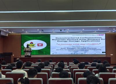 恩克鲁玛科技大学Kwadwo Mensah-Darkwa教授为我院师生作教育科技专题报告